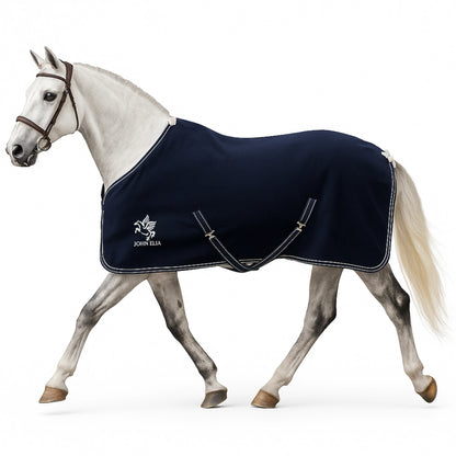 Fleece hestetæppe – Åndbart og let – Lukket bryst foran – Krydsede mavestropper – Ergonomisk pasform – Hurtigtørrende og vaskbar – 165–205 cm – Marineblå
