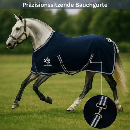 Fleece hestetæppe – Åndbart og let – Lukket bryst foran – Krydsede mavestropper – Ergonomisk pasform – Hurtigtørrende og vaskbar – 165–205 cm – Marineblå